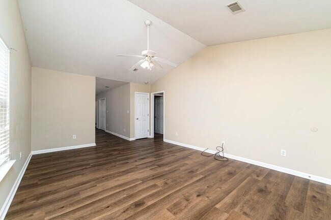 Building Photo - 4465 Belair Dr