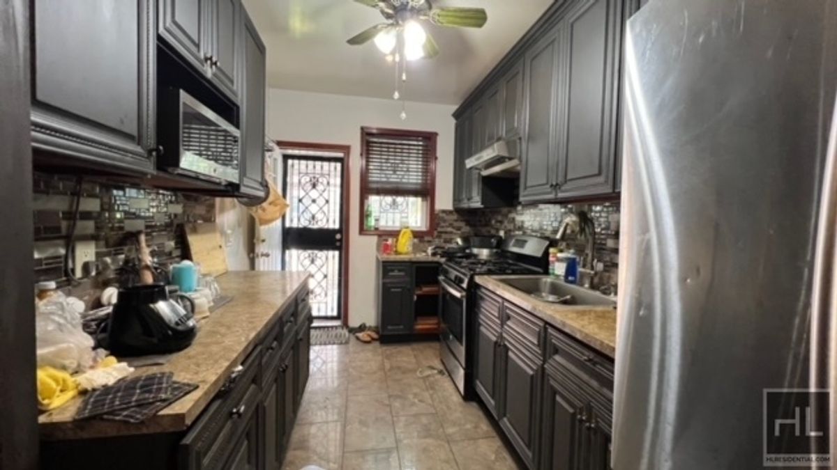 Foto principal - BEAUTIFULLY RENOVATED 4 BEDROOM/ 2 BATHS D...