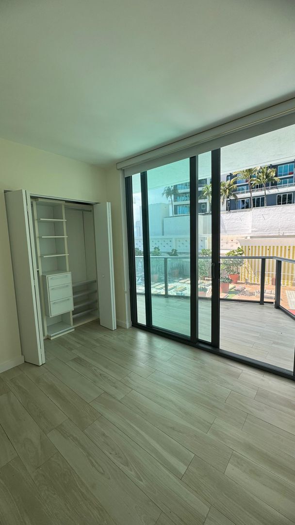 Building Photo - Amazing 3 bedrooms-3baths corner unit.