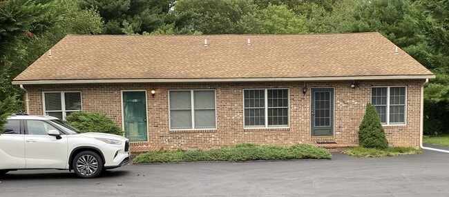 Building Photo - 104 E Poplar St