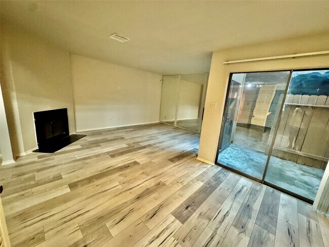 Foto del edificio - 8315 Augustine Dr