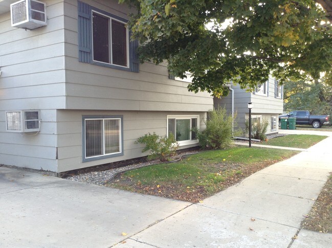 Foto del edificio - Elmwood Duplex