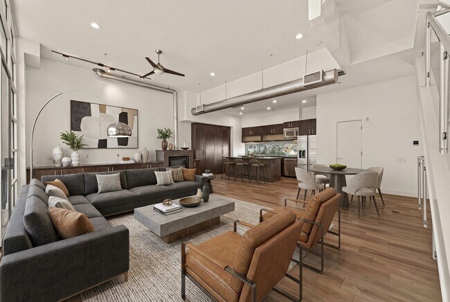 Foto del edificio - 6014 Fairdale Ln