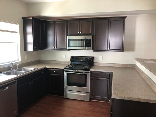Building Photo - Student Friendly 3 Bedroom Single Family Home