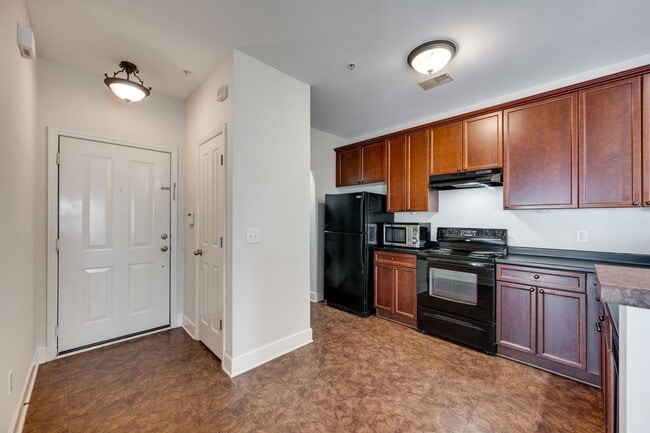 Building Photo - 2-Bed/2-Bath condo in Lenox Village.
