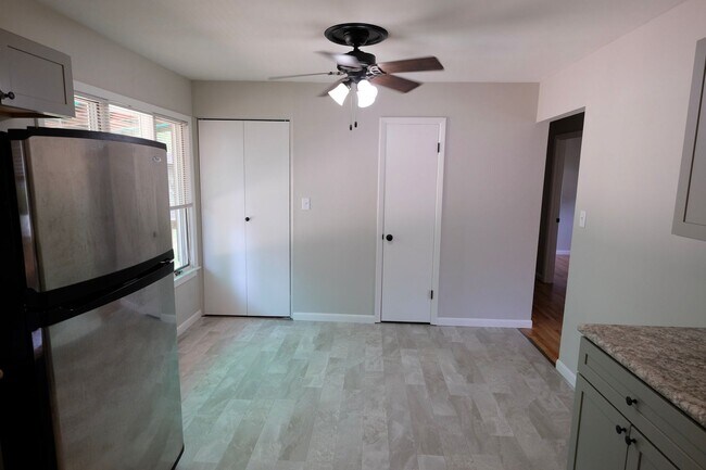 Foto del edificio - Just Remodeled!  3 Bedroom 1 Bath near jus...