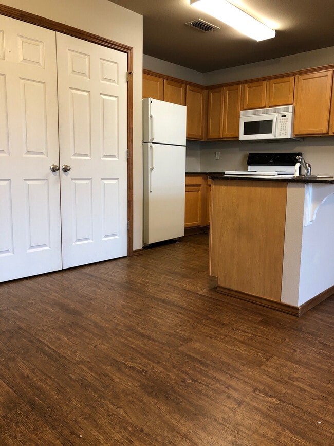 Foto del edificio - 102 S East St