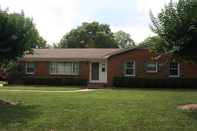 Foto del edificio - Charming 3BR House in Charlotte