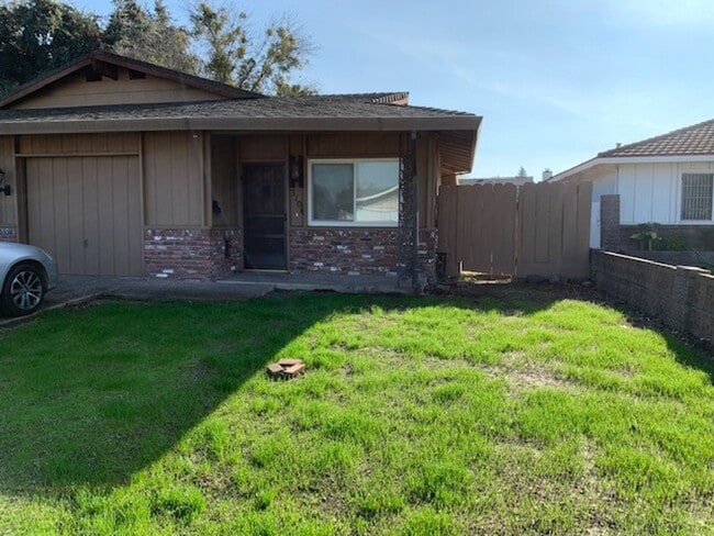 Building Photo - Great Duplex