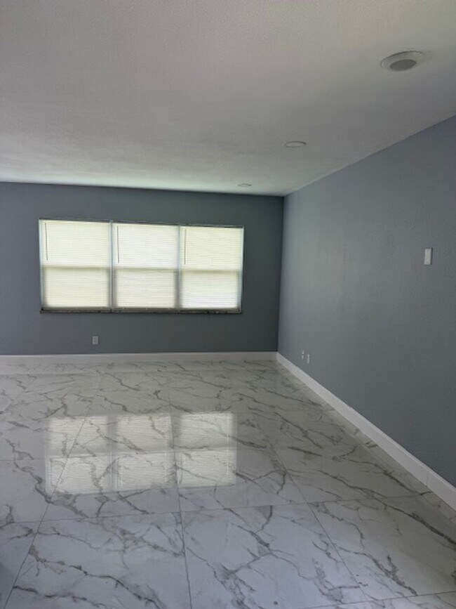Building Photo - 2 Bed 1 Bath Duplex in Orlando for Rent