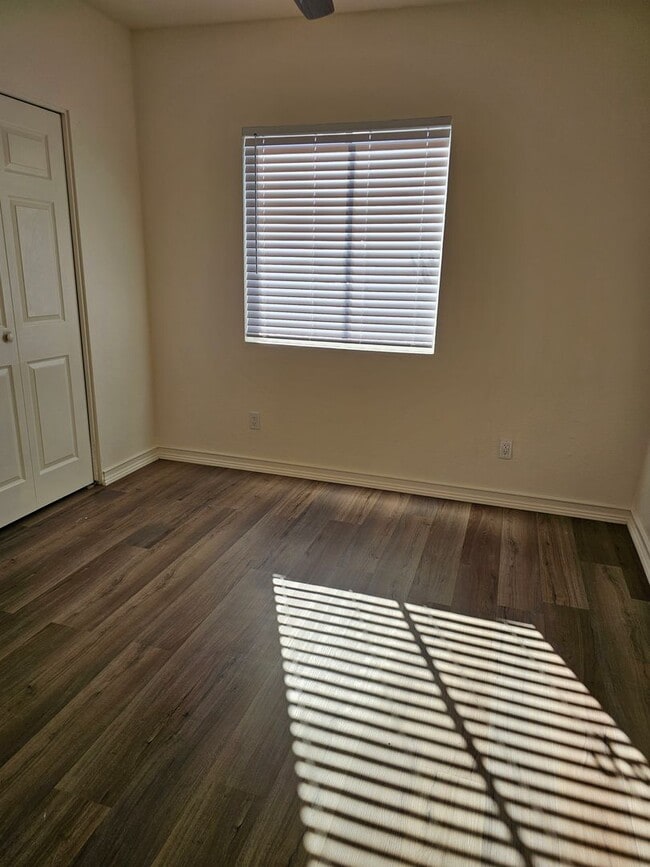 Building Photo - FRESHLY REMODELED!