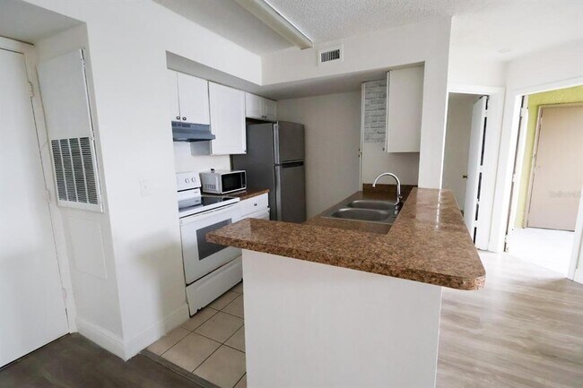 Building Photo - 405 Fountainhead Cir