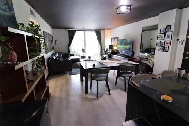 Foto del edificio - 6801 Indian Creek Dr