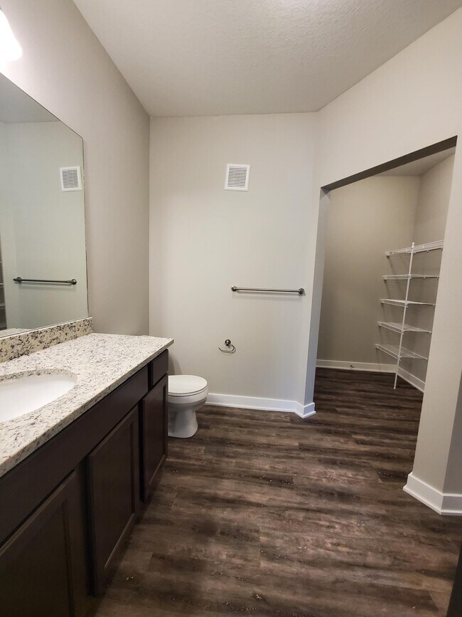 Dormitorio principal con baño completo - Perrywood Apartments
