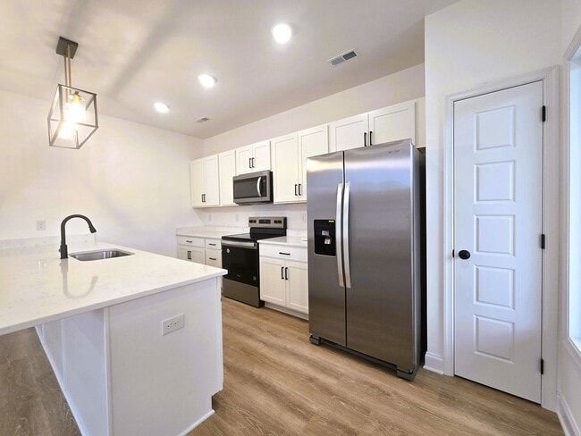 Building Photo - Beautiful new built three-bedroom, two-bat...