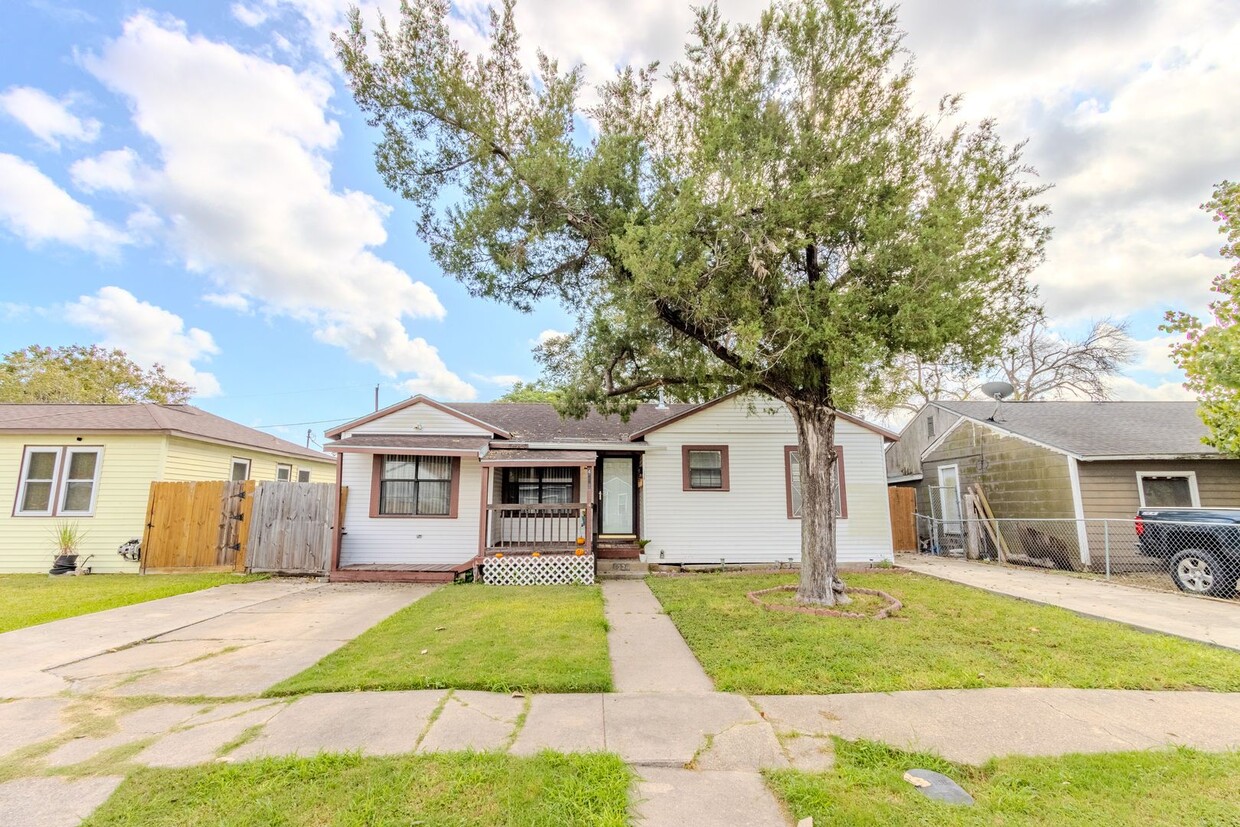 Primary Photo - Beautiful 3-Bedroom, 2-Bath Rental Home Av...