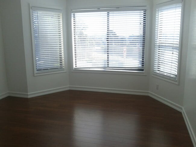 Building Photo - Location location!! Really comfortable apt by Glen Park BART with Parking. Gustavo Lopez AMSI