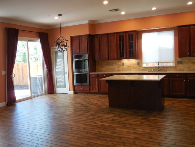 Building Photo - Spacious Single Story Home in Springlake!