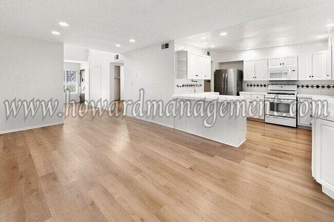 Foto del edificio - LAKE VIEW in LA! Majestic townhouse with high ceilings, three patios and lake view!