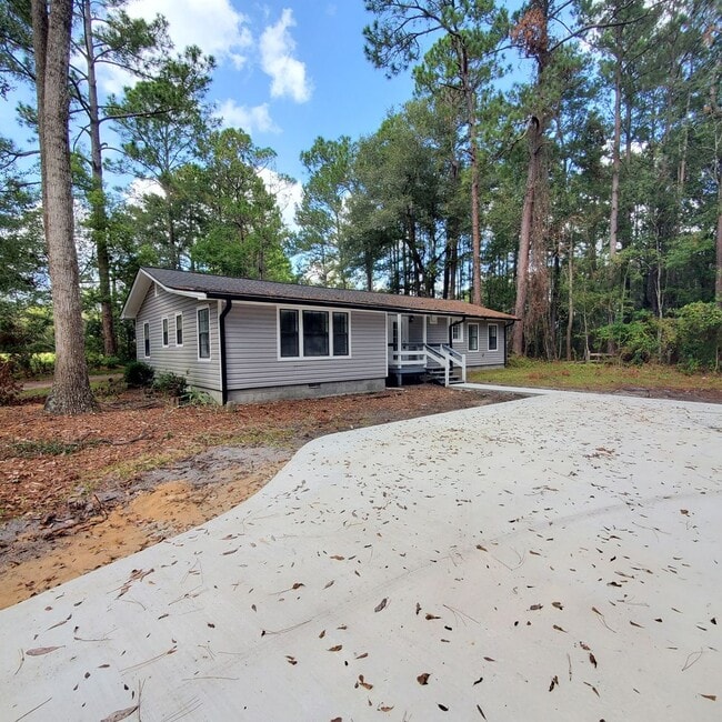 Building Photo - Southern Comfort Living: Exquisite 3BR/2BA...