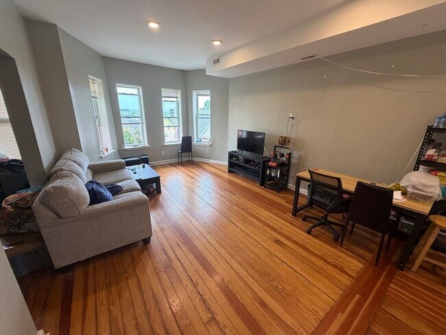 Foto del edificio - 301-305-305 Dudley St