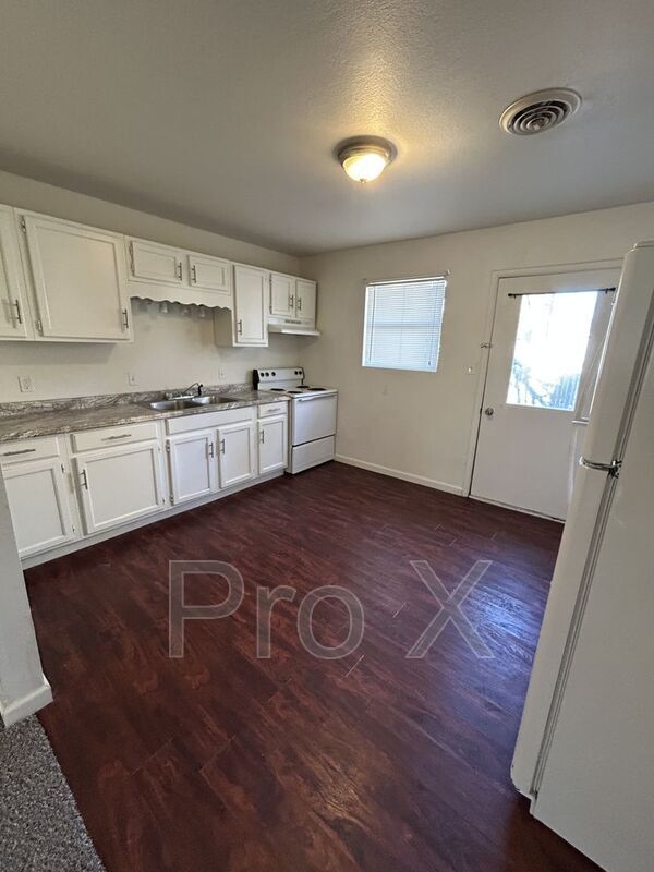 Foto del edificio - 1301 E 9th St