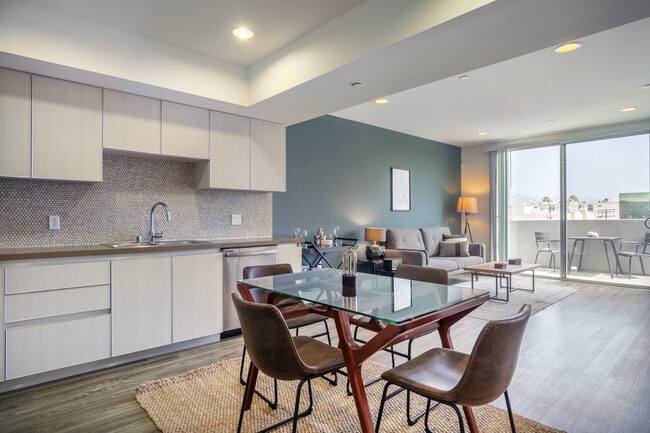 Foto del edificio - 10473 Santa Monica Blvd