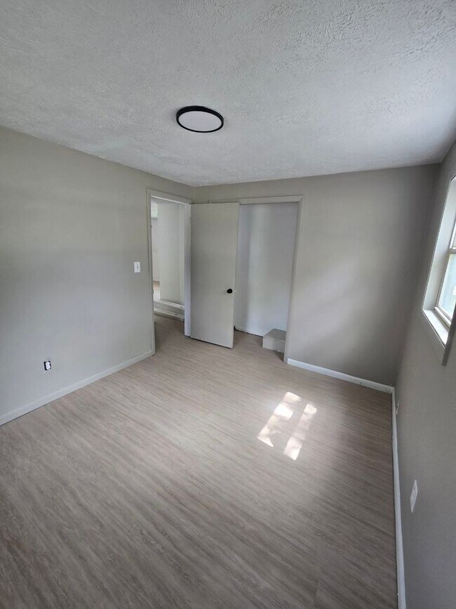 Building Photo - 3 bedroom 2 bathroom single family home | section 8 welcomed