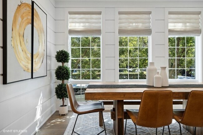 Foto del edificio - 2057 N Oakley Ave