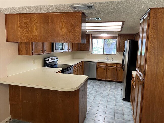 Building Photo - 503 Deep Wood Dr
