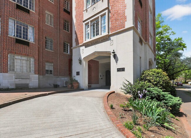 Foto del edificio - Absolutely stunning penthouse level unit in the historic Poplar building in Charlotte's tree line...