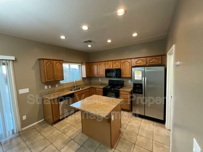 Building Photo - 28693 N Spur Dr