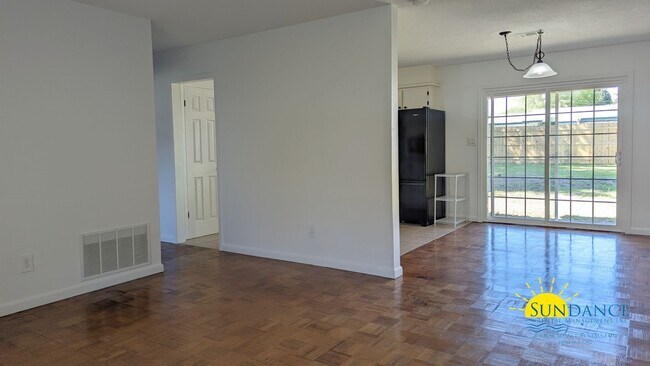 Building Photo - Beautiful 3 Bedroom Oasis in Oakland Heights!