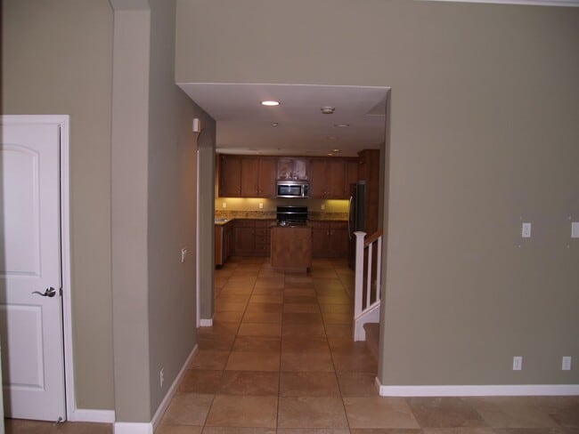 Building Photo - Beautiful end-unit Townhouse 3 bedrooms/2....