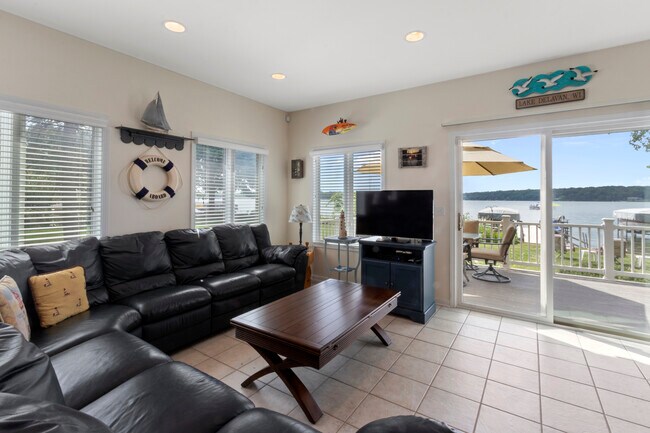 Building Photo - 2316 Lakeshore Dr