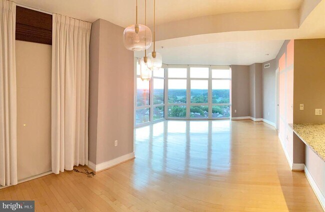 Foto del edificio - 8220 Crestwood Heights Dr