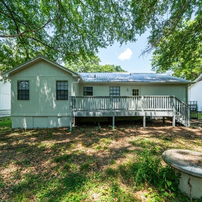 Foto del edificio - Charming 3-Bed, 1.5-Bath Home in Highly De...