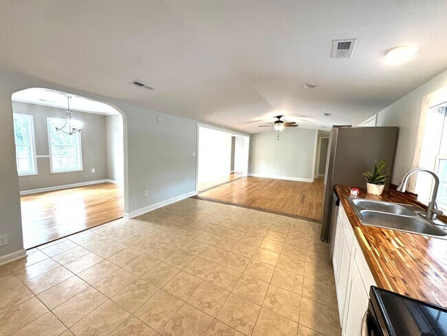 Building Photo - A must see country home 15 minutes to the ...