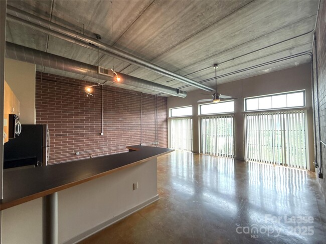 Building Photo - 626 N Graham St