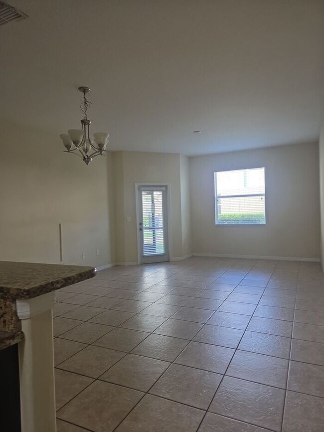 Building Photo - Amazing 4 Bedroom + Office/Bonus Room, 2 1...