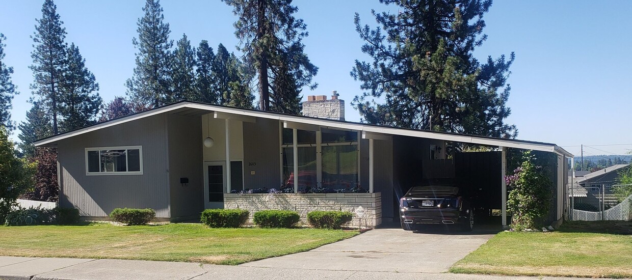 Foto principal - Beautifully updated 3 bed/ 2 bath house wi...