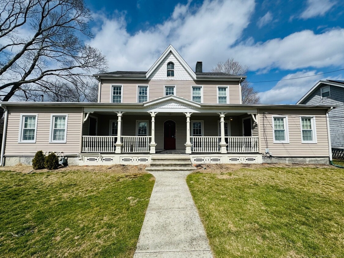 7 Whitney Ave, Trumbull, CT 06611 Room for Rent in Trumbull, CT