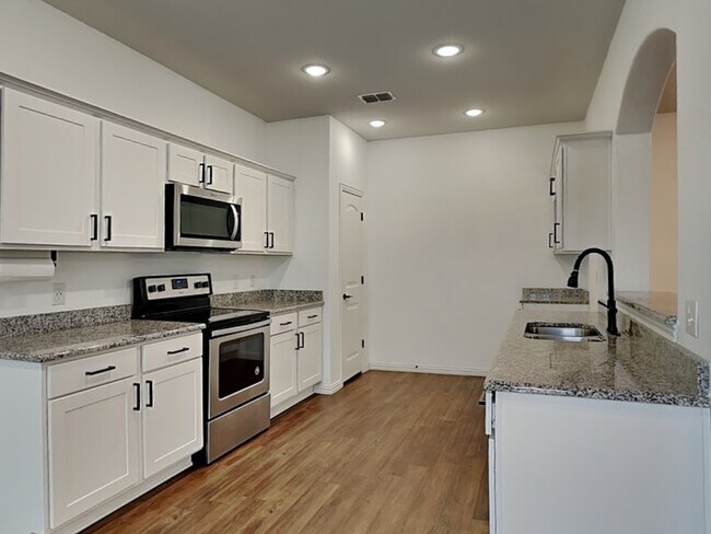 Foto del edificio - 1548 Woodlake Dr