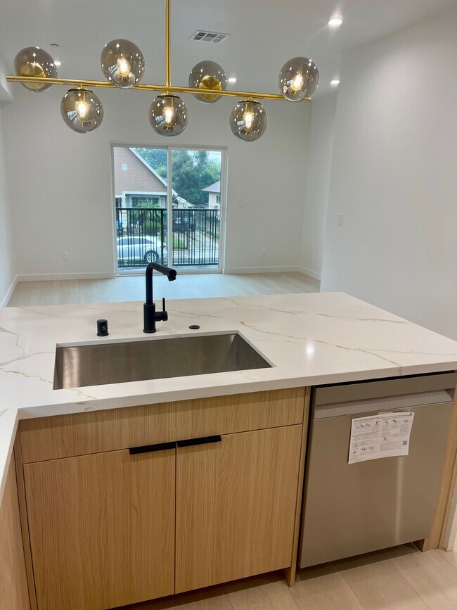 Foto del edificio - 613 1/2 W 41st St