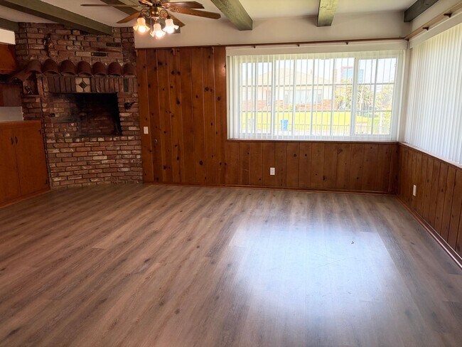 Foto del edificio - Rustic Spacious Home with Large Yard Boasting Timeless Character – 3 Bed, 2.5 Bath