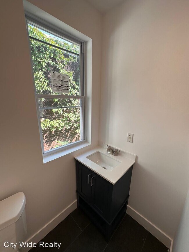 Building Photo - 3 br, 1.5 bath House - 2018 E Birch street