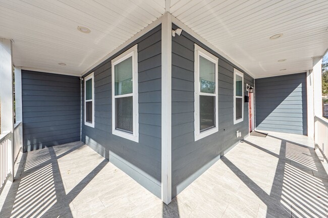 Building Photo - 3 BD 2.5 Bath Charming Home