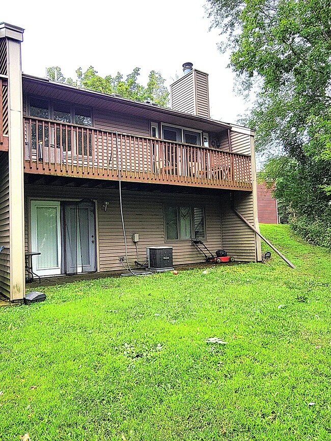Foto del edificio - 451 Hunter Hill Rd