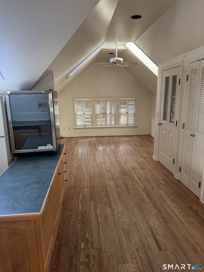 Building Photo - 546 W Taft Ave