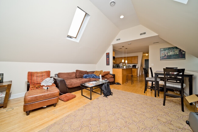 Building Photo - 3814 N Marshfield Ave